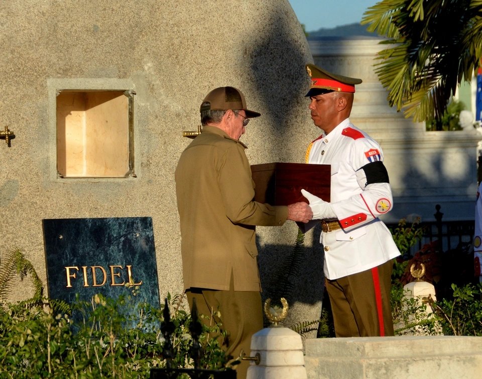 The first Cubans to visit Fidel Castro's grave 0